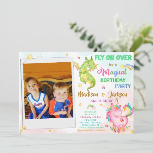 Dragon en unicorn verjaardagsuitnodiging kaart (Staand voorkant)