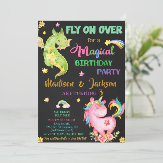 Dragon en unicorn verjaardagsuitnodiging kaart (Staand voorkant)