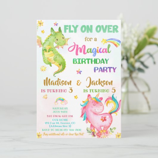 Dragon en unicorn verjaardagsuitnodiging kaart (Staand voorkant)
