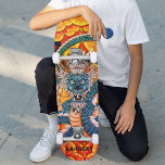 Dragon Gepersonaliseerde naam Skateboard<br><div class="desc">Dragon Gepersonaliseerde Skateboard van de Naam kenmerkt uw gepersonaliseerde naam in moderne typografie met een draak op een vuurachtergrond. Personaliseer door de tekst in het verstrekte tekstvakje uit te geven. Geef een aangepast geschenk, een gepersonaliseerd skateboard aan je favoriete skateboarder voor Kerstmis, verjaardag of je BFF. Ontworpen door ©Evco Studio...</div>