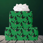 Dragon kerstpatroontromen Santa Hat Dragons Cadeaupapier<br><div class="desc">Drie geweldige kerstdragons die rondvliegen in rode kerstmanden op schattig groen verpakkingspapier. Hun uitgestrekte vleugels maken dat ze op vakantie heilig lijken. Een geweldige geschenk voor een inzamelaar van het dragon punt.</div>