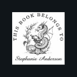 Dragon Lezen van een Boek Bibliotheek Bookplate St Rubberstempel<br><div class="desc">Een elegante draak krult te midden van vloeiende wijnstokken en decoratief scrollwork,  zijn bochtige vorm vervlochten met oude boeken. Ideaal voor het toevoegen van een vleugje mythische sophisticatie aan uw persoonlijke bibliotheek.</div>