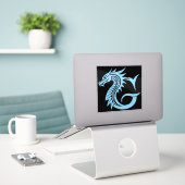 Dragon Styled Letter G, Dragon Alphabet, Monogram Sticker (Laptop op bureau)