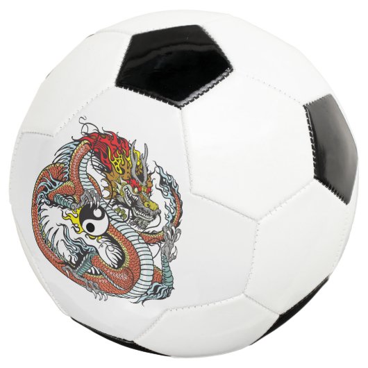 dragon vasthoudend yin yang voetbal (Drie kwart)