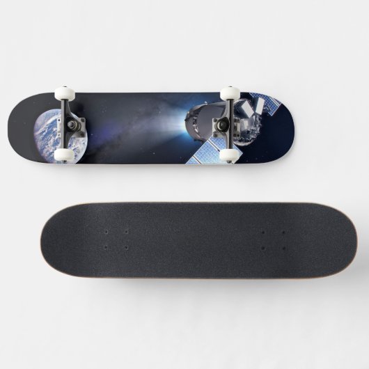 Dragon XL ruimtevaartuig met planeet Aarde op afst Persoonlijk Skateboard (Horizontaal)