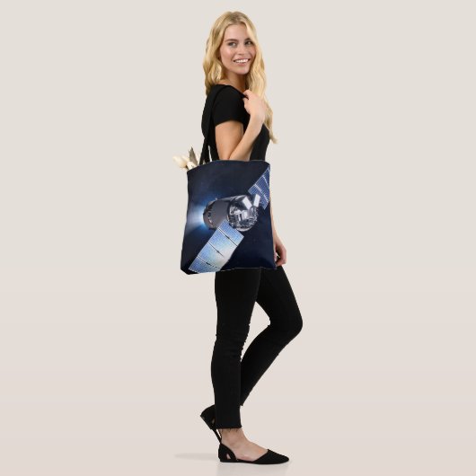 Dragon XL ruimtevaartuig met planeet Aarde op afst Tote Bag (Op model)