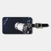 Dragon XL ruimtevaartuig nadert een maan gateway. Bagagelabel (Voorkant horizontaal)