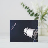 Dragon XL ruimtevaartuig nadert een maan gateway. Briefkaart (Staand voorkant)