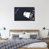 Dragon XL ruimtevaartuig nadert een maan gateway. Canvas Afdruk (Insitu (Slaapkamer))