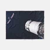 Dragon XL ruimtevaartuig nadert een maan gateway. Fleece Deken (Voorkant (Horizontaal))