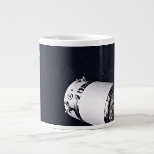 Dragon XL ruimtevaartuig nadert een maan gateway. Grote Koffiekop (Voorkant)