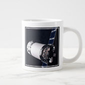 Dragon XL ruimtevaartuig nadert een maan gateway. Grote Koffiekop (Rechts)