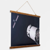 Dragon XL ruimtevaartuig nadert een maan gateway. Hangend Wandkleed (Gebogen)