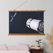 Dragon XL ruimtevaartuig nadert een maan gateway. Hangend Wandkleed (Slaapkamer)