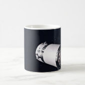 Dragon XL ruimtevaartuig nadert een maan gateway. Koffiemok (Center)