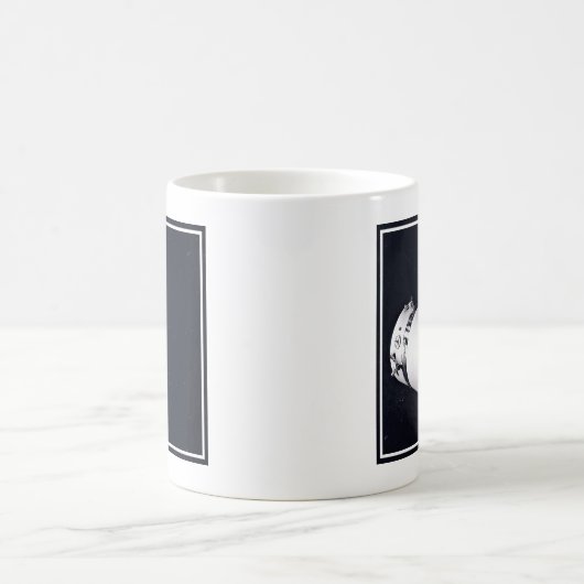 Dragon XL ruimtevaartuig nadert een maan gateway. Koffiemok (Center)