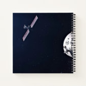 Dragon XL ruimtevaartuig nadert een maan gateway. Notitieboek (Achterkant)