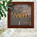 Dragonfly Alle goede dingen zijn vrij en vrij Cadeaudoosje<br><div class="desc">Deze houten keepaardbox citeert Henry David Thoreau's "Alle goede dingen zijn wild en vrij". Zijn rijke tinten goud, bruin en taupe zullen een natuurlijk mooie herinnering zijn om het leven ten volle te leven en elk moment als de Dragonfly op te waarderen. Deze gouden Dragonfly met iriserende vleugels symboliseert verandering,...</div>