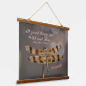 Dragonfly Alle Goede Dingen Zijn Wild En Gratis Ci Hangend Wandkleed (Gebogen)