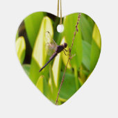 Dragonfly Blue en zwart op gras. Keramisch Ornament (Rechts)