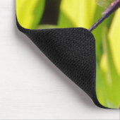 Dragonfly Blue en zwart op gras. Muismat (Hoek)