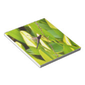 Dragonfly Blue en zwart op gras. Notitieblok (Schuin)