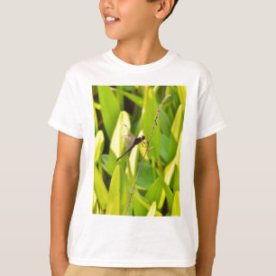 Dragonfly Blue en zwart op gras. T-shirt
