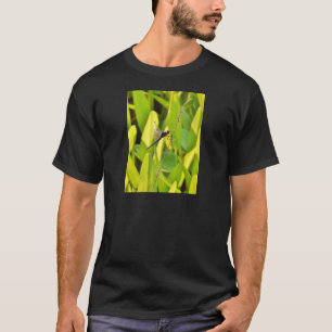 Dragonfly Blue en zwart op gras. T-shirt