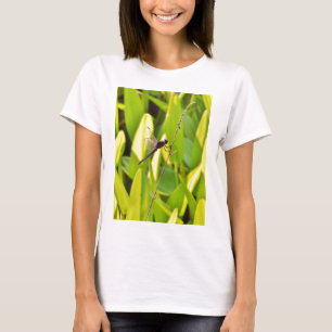 Dragonfly Blue en zwart op gras. T-shirt
