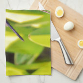 Dragonfly Blue en zwart op gras. Theedoek (Quarter Fold)