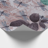 Dragonfly en Paarse Floral Newsprint Cadeaupapier (Hoek)