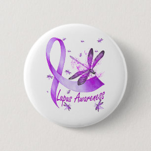 Dragonfly Holding Paarse Ribbon Lupus Awareness Ronde Button 5,7 Cm