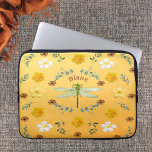 Dragonfly in Gold met naam Laptop Sleeve<br><div class="desc">Dragonfly in Gold Canvas tas. Dit ontwerp is een prachtige opstelling van een lichtgroene libellen met witte en gele bloemen op een gouden achtergrond. Eenvoudig te bewerken met jouw naam in ruimte. Maak een speciaal cadeau voor iedereen die van libellen houdt of natuur.</div>