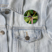 Dragonfly met witte bloemen ronde button 5,7 cm (In situ)