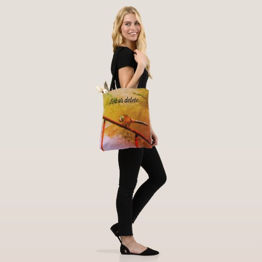 Dragonfly on Wire Fence Abstract gepersonaliseerd Tote Bag (Op model)