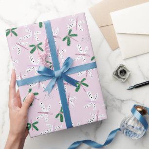Dragonfly-ontwerp op roze cadeaupapier