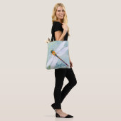 dragonfly op de voorzige Floral achtergrond Tote Bag (Op model)