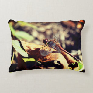 Dragonfly op gedroogd leder dicht accent kussen