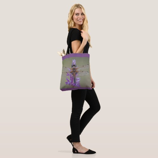 Dragonfly op Paarse ventilator Tote Bag (Op model)