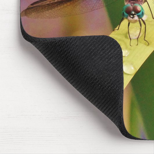 Dragonfly op regenblad muismat (Hoek)