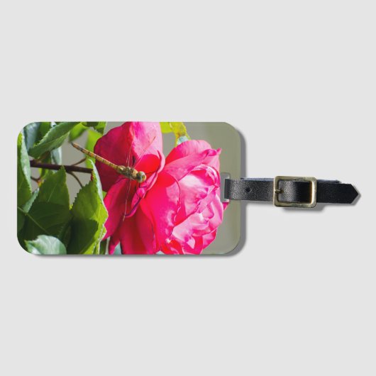 Dragonfly zit op de rode rozenbloem bagagelabel (Voorkant (horizontaal))