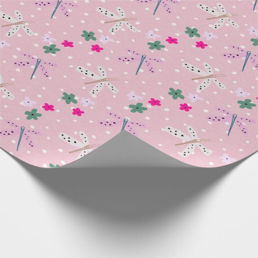Dragonvliegen en bloemen op pokadots cadeaupapier (Hoek)