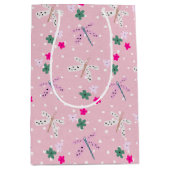 Dragonvliegen en bloemen op pokadots medium cadeauzakje (Voorkant)