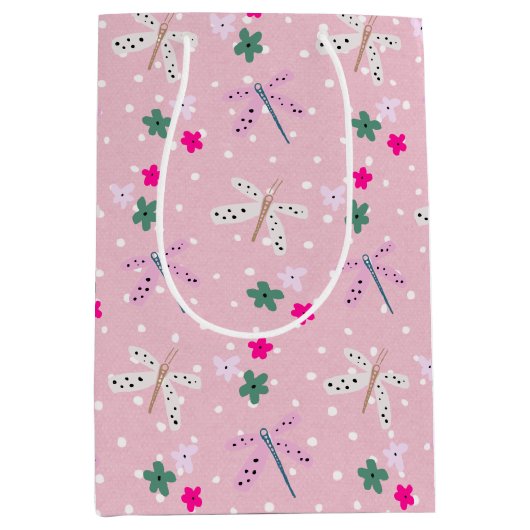 Dragonvliegen en bloemen op pokadots medium cadeauzakje (Voorkant)