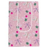 Dragonvliegen en bloemen op pokadots medium cadeauzakje (Achterkant)