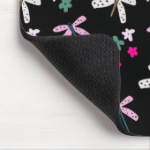 Dragonvliegen en bloemen op zwart muismat (Hoek)