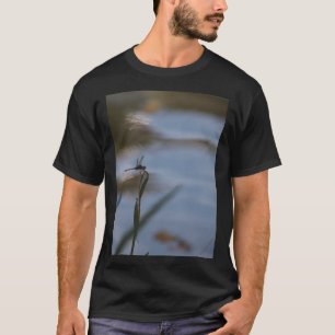 Dragonvliegen op een voorstadspond t-shirt