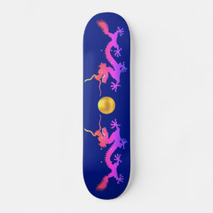 Draken in roze, rode en blauwe tinten op blauw persoonlijk skateboard