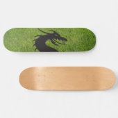 Drakensilhouet, met gras op de achtergrond, persoonlijk skateboard (Horizontaal)