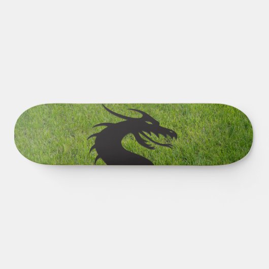 Drakensilhouet, met gras op de achtergrond, persoonlijk skateboard (Horizontaal)